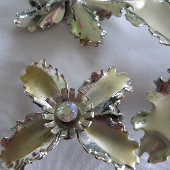 Set of 2 Vintage Ladies Brooches w/Matching Clip Earrings - Picture 8 of 8